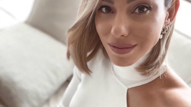 Ευρυδίκη Βαλαβάνη 
: Η cosy ζιβάγκο μπλούζα της που κοστίζει λιγότερο από 16€