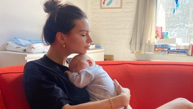 Η Emily Ratajkowski μάς συστήνει τον γιο της και αποκαλύπτει για πρώτη φορά το πρόσωπό του