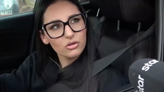 Klavdia: "Eμένα η γνώμη μου είναι να εκφραζόμαστε πιο κομψά"