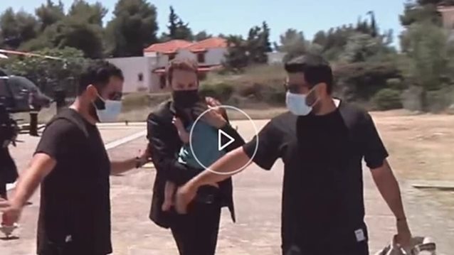 Εγκλημα στα Γλυκά Νερά: Τραγική φιγούρα ο σύζυγος της Καρολάιν με το μωρό τους στην αγκαλιά