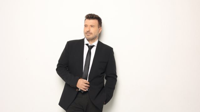 Ο Γιάννης Πλούταρχος σε ένα video clip γεμάτο χρώμα, για το νέο του τραγούδι!