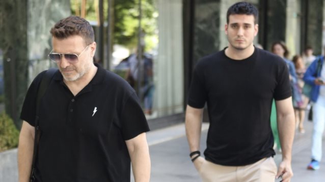 Χαλαρές στιγμές για τον Γιάννη Πλούταρχο μαζί με τον γιο του, Γιώργο Κακοσαίο