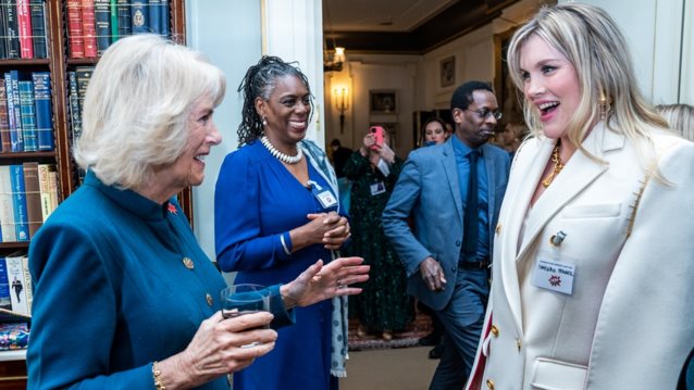 Η Καμίλα συναντήθηκε για πρώτη φορά με το τηλεοπτικό alter-ego της στη σειρά &quot;The Crown&quot;, Emerald Fennell