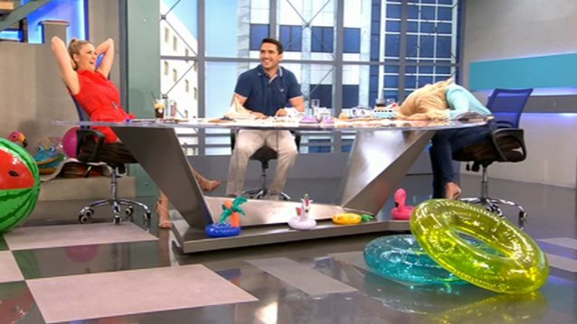 Video Of The Day: Η Βικυ Χαντζη μπερδεψε τις γιορτες και ευχηθηκε στους Πετρους και τους Παυλους ενα μηνα μετα!