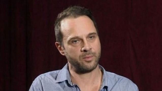 Μέμος Μπεγνής &quot;Το γκέι αγόρι που χτύπησες στο διάδρομο αυτοκτόνησε πριν λίγα λεπτά&quot;