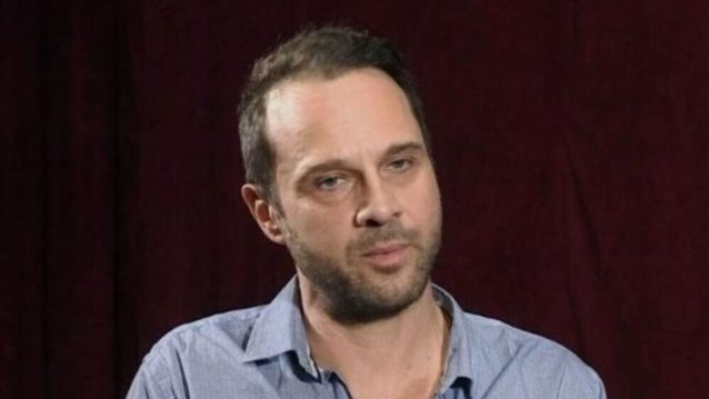 Μέμος Μπεγνής &quot;Το γκέι αγόρι που χτύπησες στο διάδρομο αυτοκτόνησε πριν λίγα λεπτά&quot;