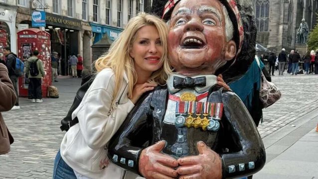 Η Ελένη Μενεγάκη ποζάρει σε χειμερινό mood στον φακό της κόρης της στο Εδιμβούργο