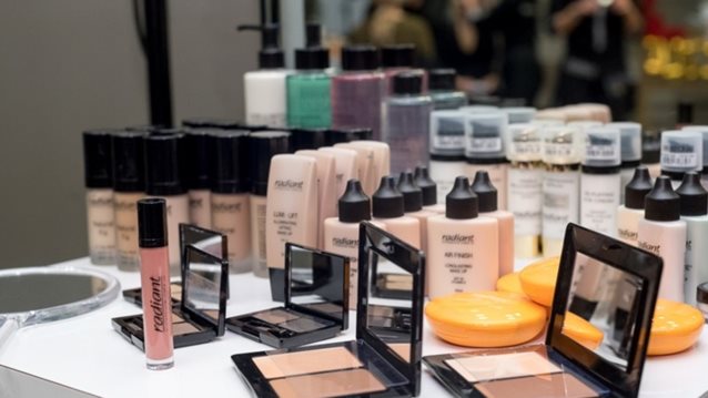 Radiant: Σε προκαλεί να γιορτάσεις τα Χριστούγεννα με τον πιο beauty τρόπο!
