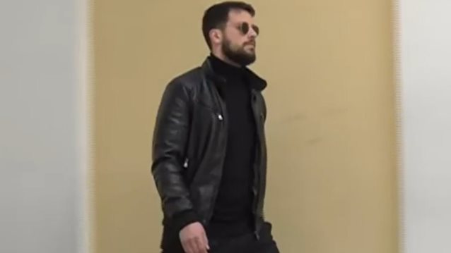 Ο Μάνος Δασκαλάκης στην Ευελπίδων – Δηλώνει παράσταση πολιτικής αγωγής