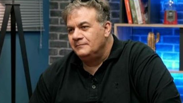 Ο Δημήτρης Σταρόβας επιστρέφει στην τηλεόραση και το ανακοίνωσε on air