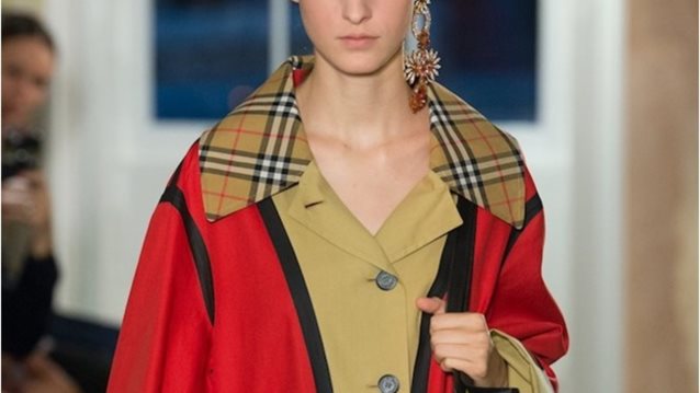 Burberry: O οίκος μετατρέπεται σε ένα υπερπολυτελές brand
