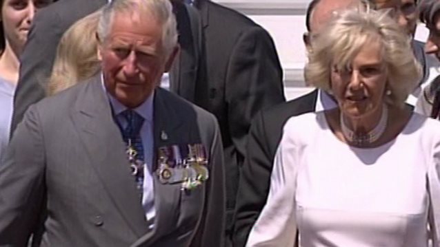 Πρίγκιπας Κάρολος &amp; Καμίλα: Έφτασαν στην Ελλάδα! Οι πρώτες εικόνες από την άφιξη στην Αθήνα