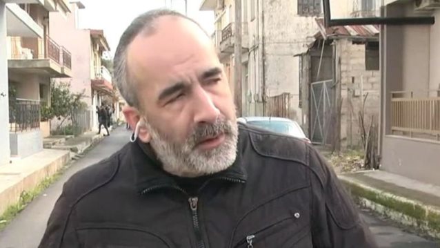 Έχασε τα λόγια του ο ρεπόρτερ της ΕΡΤ περιγράφοντας το φρικιαστικό έγκλημα στην Ανδραβίδα