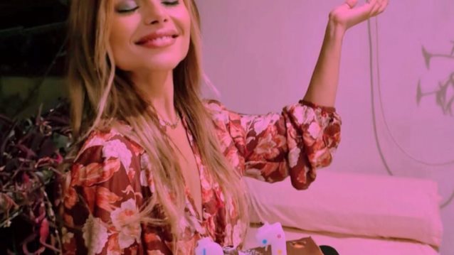 Ελευθερία Ελευθερίου : Τα γενέθλιά της, η απουσία του συντρόφου της από το πάρτι και η εντυπωσιακή τούρτα
