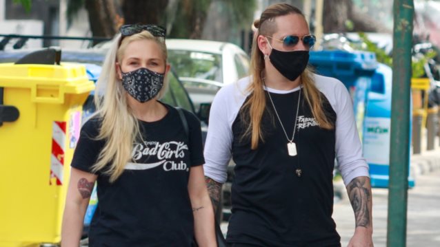 Η ροκ εμφάνιση της Πηνελόπης Αναστασοπούλου με τον σύζυγό της