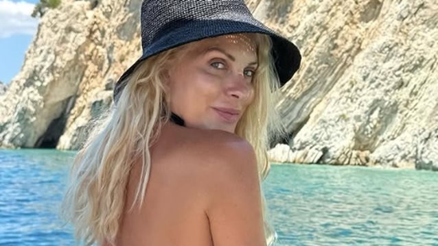 H Ελένη Μενεγάκη εν πλω στα σμαραγδένια νερά του Ιονίου