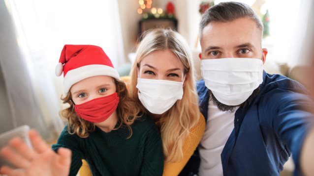 Σενάριο για &quot;κούρεμα&quot; του ορίου 9 ατόμων στα τραπέζια Χριστουγέννων