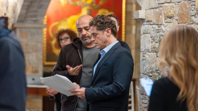 Μια νύχτα μόνo | 11 φωτογραφίες μας βάζουν στα παρασκήνια της σειράς