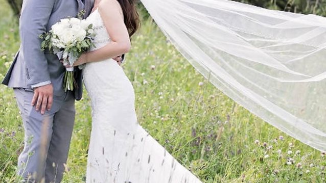 #Photobombing: Αυτή η παράνυμφος κατάφερε να κλέψει την παράσταση στον γάμο της καλύτερης φίλης της!