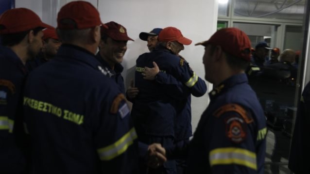 Συγκίνηση και χειροκροτήματα για τους ήρωες της ΕΜΑΚ - "Κάναμε αυτό που θα κάναμε και στην πατρίδα μας"