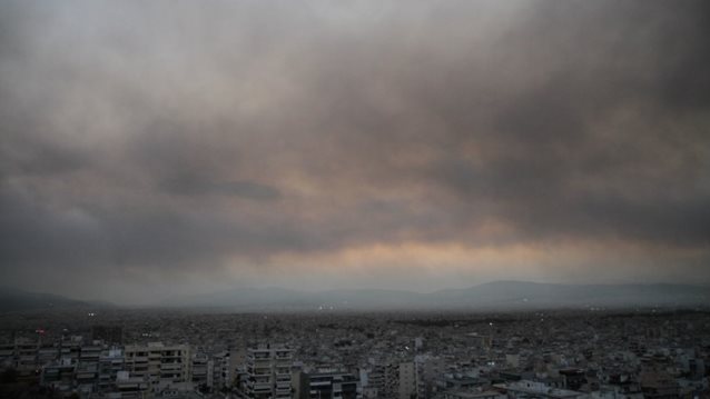 Έκκληση του Εθνικού Αστεροσκοπείου για τη φωτιά στη Βαρυμπόμπη: Μείνετε σπίτι με ερμητικά κλειστά παράθυρα και πόρτες