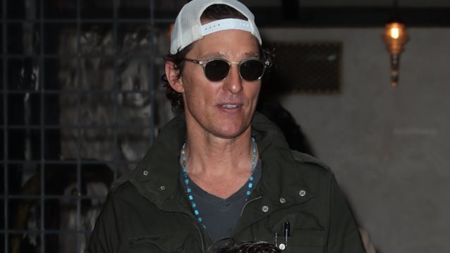 Hollywood Report
: Οι κοιλιακοί της Jennifer Lopez &amp; η σπάνια εμφάνιση του Matthew McConaughey