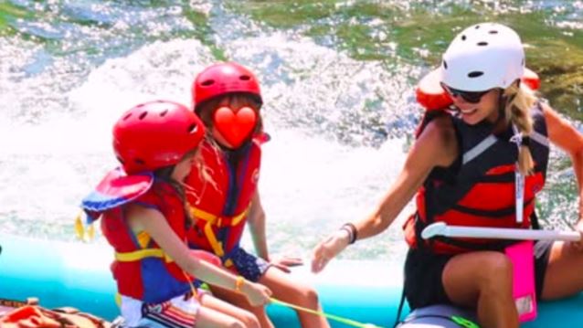 Ξεχωριστή εμπειρία για τη Δούκισσα Νομικού στις ΗΠΑ - Έκανε ράφτινγκ μαζί με τα παιδιά της