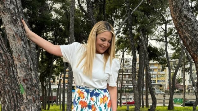 Η Νάνσυ Ζαμπέτογλου με την ανοιξιάτικη φούστα που θα φορέσεις από το πρωί έως το βράδυ