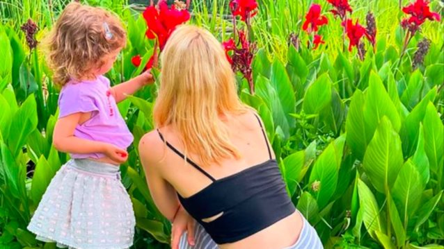 Η Νάντια Μπουλέ με τη Σεμέλη της στους ώμους | Η φωτογραφία με φόντο το ηλιοβασίλεμα