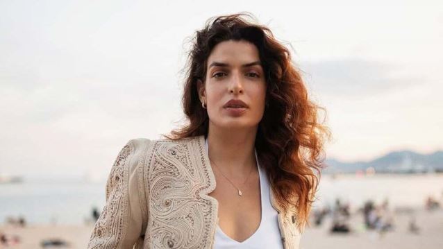 Η Τόνια Σωτηροπούλου με το suede τζάκετ που θα σε ρωτούν όλοι από που αγόρασες