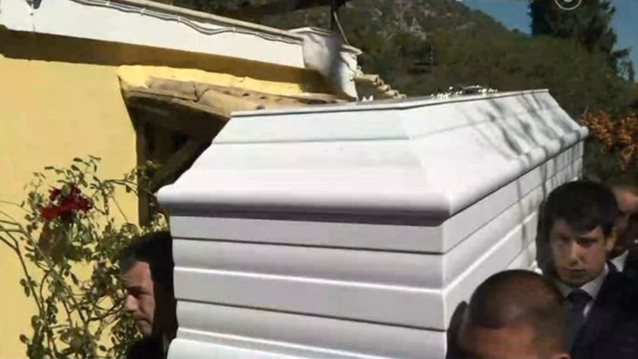 Μαίρη Χρονοπούλου | Έφτασε η σορός της στο σπίτι της στην Παιανία