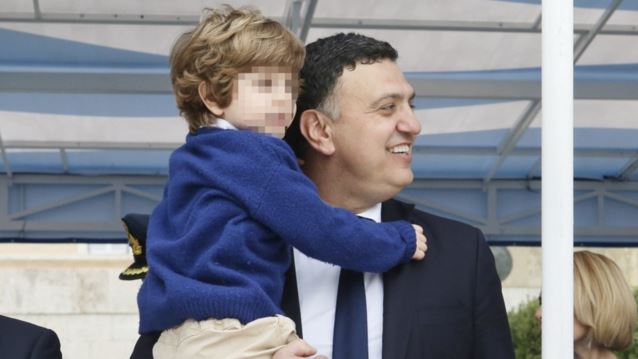 Ο Βασίλης Κικίλιας με την Τζένη Μπαλατσινού και τον γιο τους στην στρατιωτική παρέλαση