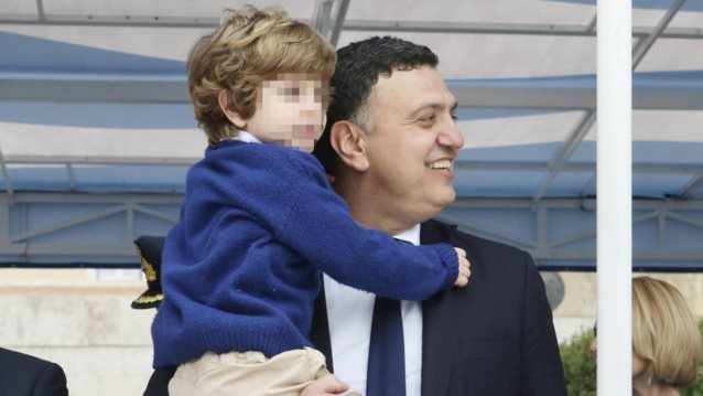 Ο Βασίλης Κικίλιας με την Τζένη Μπαλατσινού και τον γιο τους στην στρατιωτική παρέλαση