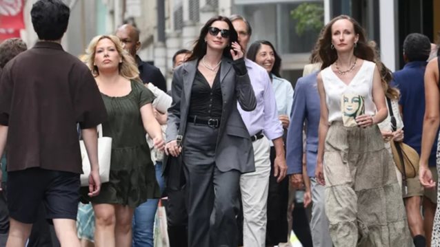 Η Anne Hathaway στo σετ του The Devil Wears Prada 2 - Όλες οι εμφανίσεις της μέχρι σήμερα