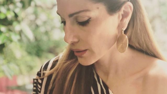 Δέσποινα Βανδή: Ποζάρει χωρίς ίχνος μακιγιάζ στην πιο καλοκαιρινή στιγμή της!