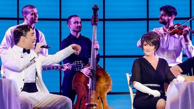 J2US | Τρύφωνας Σαμαράς &amp; Χαρά Βέρρα: Η viral εμφάνιση, τα αυστηρά σχόλια &amp; οι σπόντες για τη Σπυροπούλου