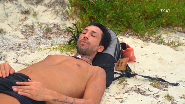 Survivor | Κωνσταντίνος Εμμανουήλ: &quot;Φοβάμαι γιατί με ζηλεύουν οι συμπάικτες μου. Τους ενοχλεί το φως μου&quot;