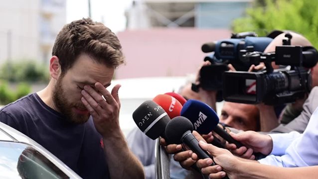 Γλυκά Νερά: Συγκλονίζει η κατάθεση του πιλότου - "Αγκάλιασα τη νεκρή γυναίκα μου και την κόρη μου κλαίγοντας"