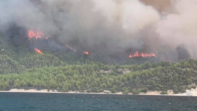 Μαίνεται η φωτιά στη Βόρεια Εύβοια: Εκκενώνονται Κεχριές, Αμέλαντες και Κεραμειά