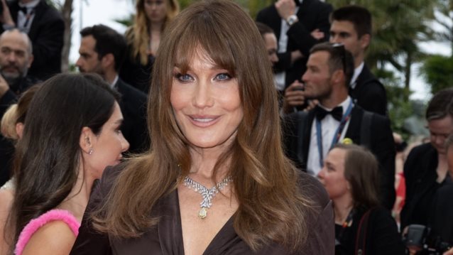 H Carla Bruni αναβίωσε ένα look του 2008 στο Παρίσι