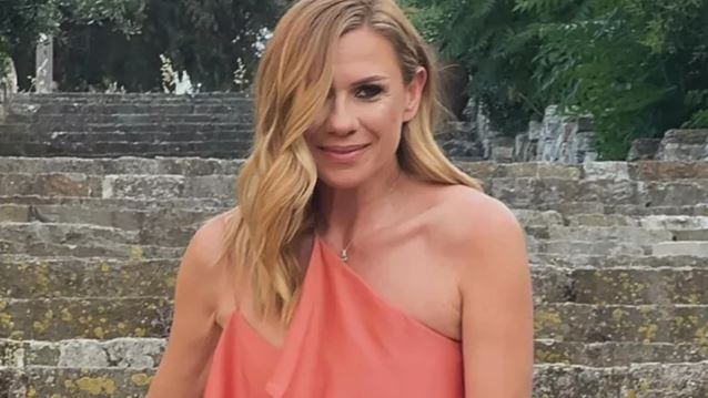 Με φαρδύ λευκό Tshirt και κότσο τα μαλλιά | Η Αέλια Κατσούλη μαζί με την Κατερίνα Καραβάτου σε βραδινή έξοδο