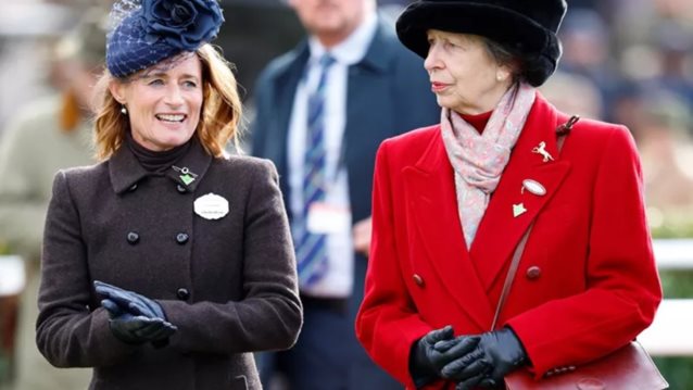 Πριγκίπισσα Άννα | Με κόκκινο παλτό δίνει το έναυσμα για την γιορτινή περίοδο