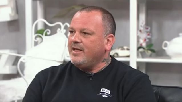 Δημήτρης Σκαρμούτσος: &quot;Όλη μου τη ζωή έχω ζήσει στο περιθώριο λόγω της εμφάνισής μου και ξαφνικά έγινα γνωστός, με χαιρετούσαν που εμένα με έβλεπαν και άλλαζαν πεζοδρόμιο&quot;