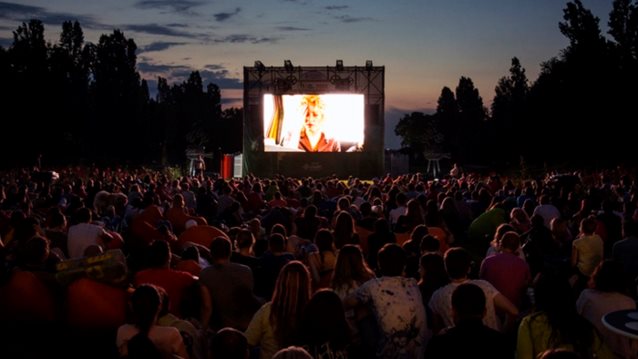 Cine Άνεσις: Άνοιξε και πάλι η πιο feelgood ταράτσα της Αθήνας
