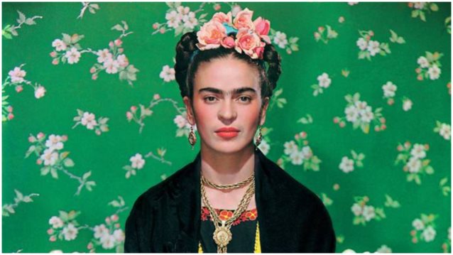 Το στιλ της Frida Kahlo είναι πιο mainstream από όσο φαντάζεσαι
: Δες πως μπορείς να αντιγράψεις το στιλ της με απλά βήματα!