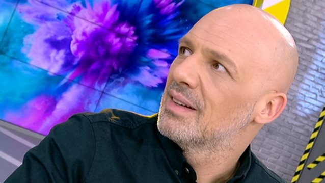 Νίκος Μουτσινάς: Η Σαμπρίνα εισέβαλε στο «Καλό Μεσημεράκι» και τον τάισε γαρδένιες!
