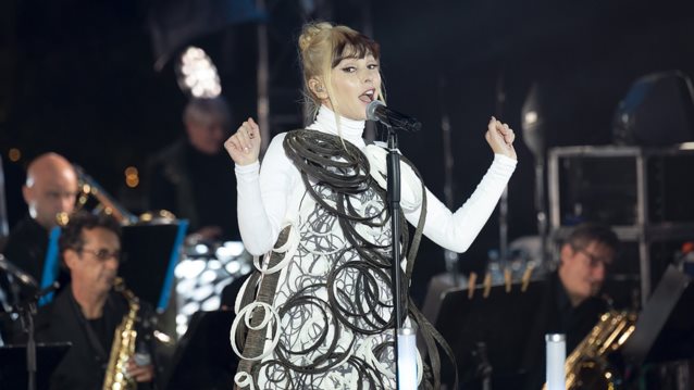 H εκκεντρική εμφάνιση της Τάμτα στην φωταγώγηση του χριστουγεννιάτικου δέντρου της Αθήνας