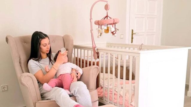 Η Δήμητρα Βαμβακούση και ο Γιώργος Αγγελόπουλος σε θαλάσσια βόλτα με την κορούλα τους δίπλα σε κύκνους