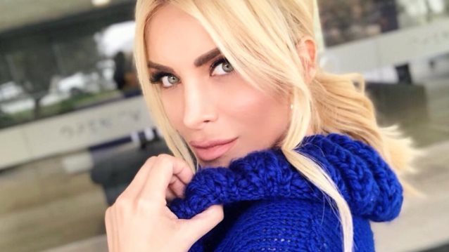 Κατερίνα Καινούργιου: Έβαλε νυφικό για πρώτη φορά και αυτοτρολάρεται
