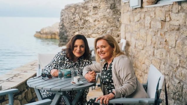 Χριστόφορος Παπακαλιάτης: &quot;Στην Αμερική όλοι είναι ξετρελαμένοι με την Χάρις Αλεξίου και την Μαρία Καβογιάννη&quot;